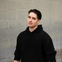 Simon Carlson headshot