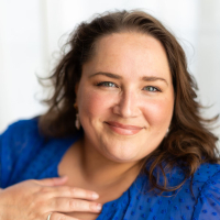 Leslie Hull headshot